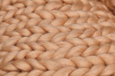 Merinos yün el yapımı örgü büyük battaniye, süper tıknaz iplik, modaya uygun kavram. Örgü Battaniye, merinos yün arka plan Close-up. Tasarımcı battaniye bej dumanlı yünden