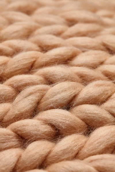 梅里诺羊毛手工编织大毯子 超厚纱 时尚的概念 特写编织毯 梅里诺羊毛背景 用米色烟熏羊毛制成的名牌毯子 — 图库照片