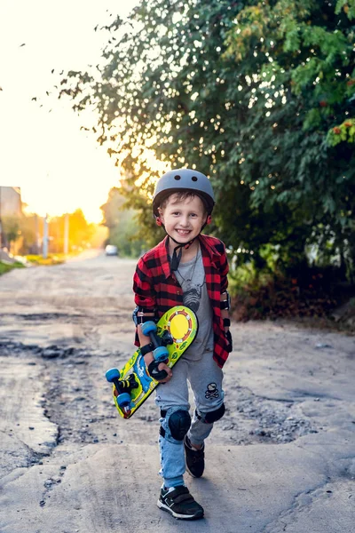 Heureux Petit Garçon Debout Sur Route Tenant Patin Avec Ses — Photo