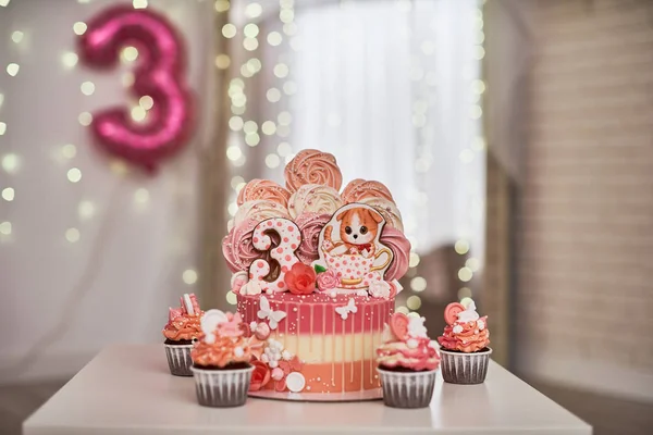 生日蛋糕3年装饰与蝴蝶姜饼小猫与糖霜和数字三 玫瑰或花的形状 美人鱼是一个很大的蛋糕装饰 — 图库照片