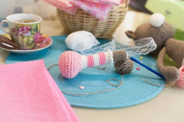 Panier Coudre Tricot Une Tasse Café Sur Table — Photo