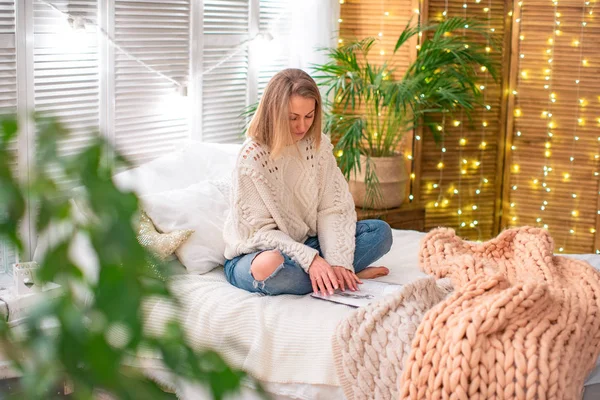 Donna che legge un libro sul letto — Foto Stock