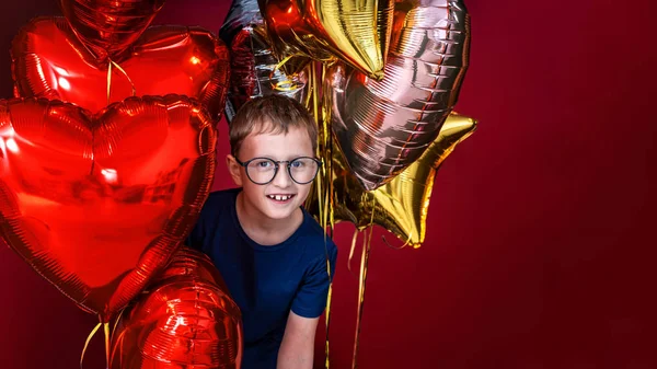 Laughting kisfiú szemüveget, különböző színű szív, csillag bal — Stock Fotó