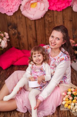 mutlu anne ve onu bebek çiçekler buket