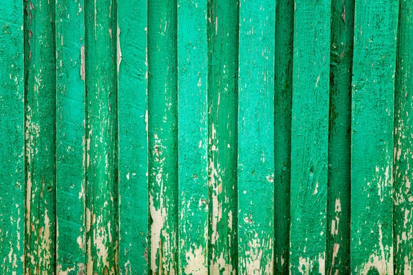 La vieja cerca es un fragmento de color verde, la pintura se despega — Foto de Stock