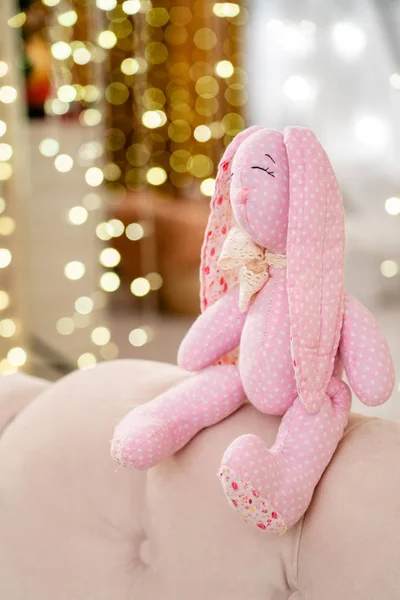 Kelinci merah muda dijahit dan mainan kain — Stok Foto