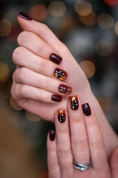 Trendige und schöne Maniküre an weiblichen Händen. Nägel purpurrot oder — Stockfoto