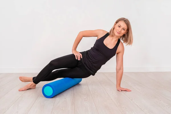 Mooie vrouw in sportkleding, Pilates instructor uitrekken en — Stockfoto