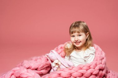 pembe mercan arka plan üzerinde mutlu bebek battaniye ve Mer ile kaplı