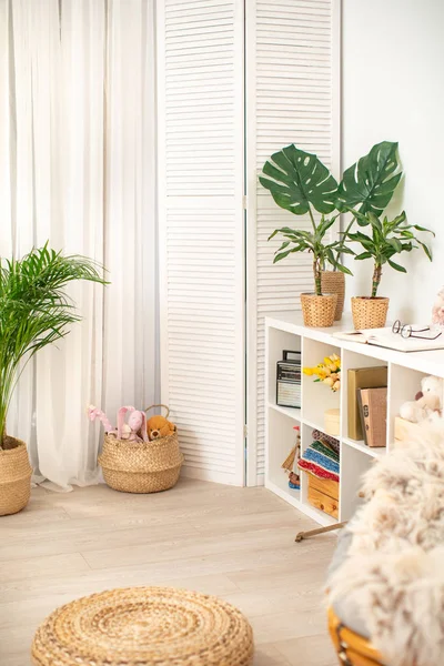 A szoba világos színű, zöld növényekkel. hangulatos sarok — Stock Fotó