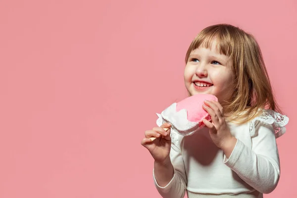 アイスクリーム アイス クリーム ピンク珊瑚の背景に手を持つ幸せな子供 — ストック写真