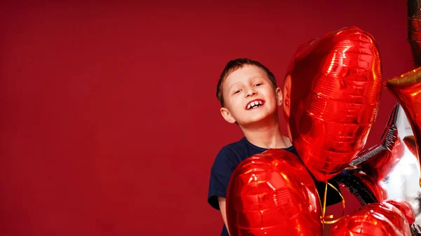 笑小男孩, 各种颜色的心, 明星气球为瓦尔 — 图库照片