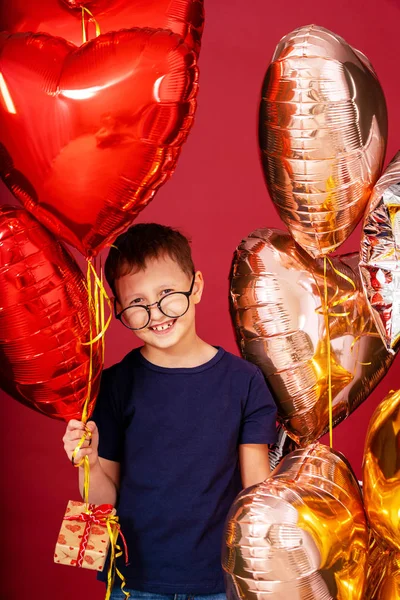 有趣的男孩在眼镜, 不同颜色的心脏, 明星气球 f — 图库照片