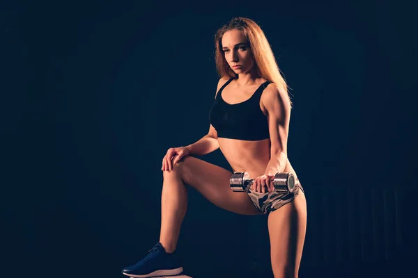 Kız atletik halter kaldırıyor. pazı dumbbells ile için egzersiz — Stok fotoğraf