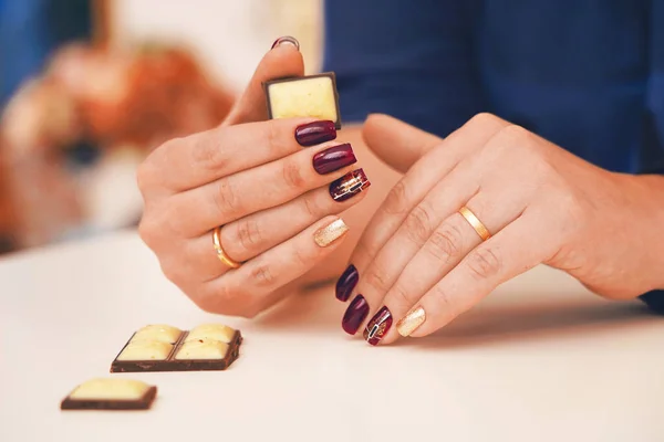 Trendy en mooie manicure op vrouwelijke handen. nagels Crimson of — Stockfoto