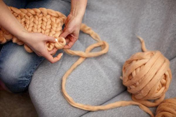 Le processus de tricotage des couvertures en mérinos. couverture faite de — Photo