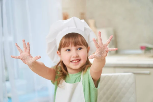 Elini uzattı ellerini sallayarak tatlı gülen bebek aşçı — Stok fotoğraf