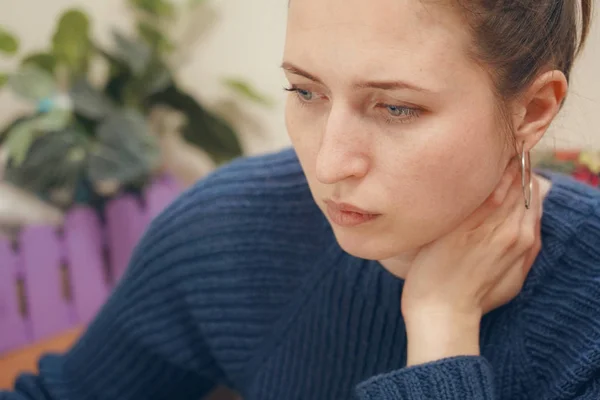 Lo sguardo focalizzato della donna tiene il collo, la stanchezza al lavoro dolore — Foto Stock