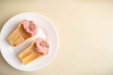 dondurma yarısı boş bir bardak iki parçaya kesilir. fre ile