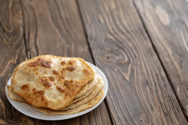 Zijn gebakken brood taarten, houten getextureerde tafel op een plaat. met fr — Stockfoto