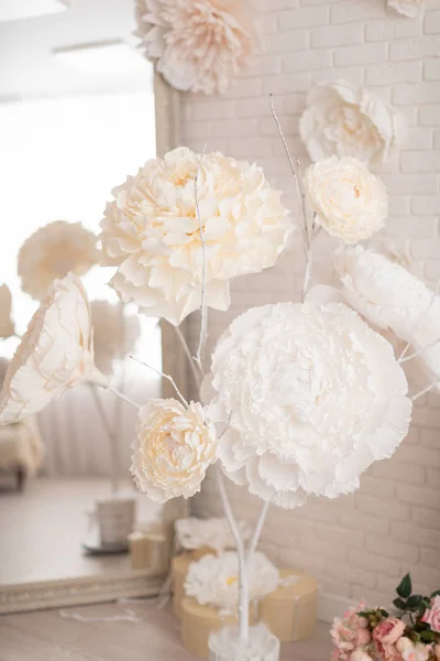 Белая декоративная елка, украшенная большими цветами из бумаги — стоковое фото