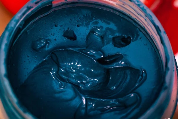 Gouache azul en un macro primer plano del frasco —  Fotos de Stock