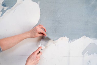 duvar kağıdı duvardan bir spatula ile kaldırılıyor. serbest metin ile 