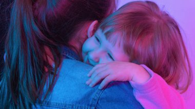 renk filtresi renk mixe ve bir çocuğu olan bir kadın portresi