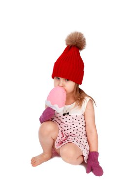 Bebek şapka ve beyaz arka plan üzerinde dondurma tutan eldivenler