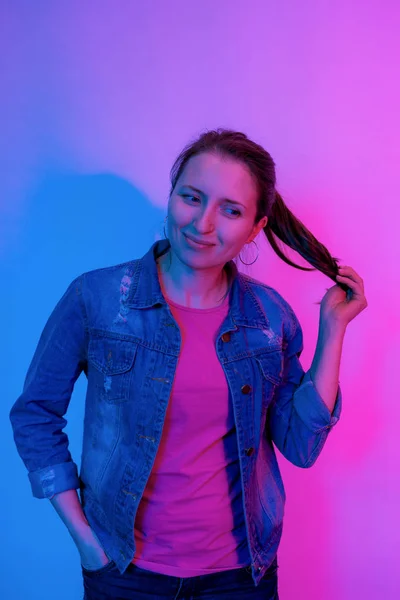Portret van een vrouw en de kleur filter kleur gemengd licht — Stockfoto