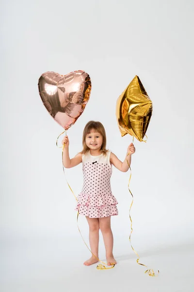 婴儿与心脏形状的气球和星在白色背景 — 图库照片