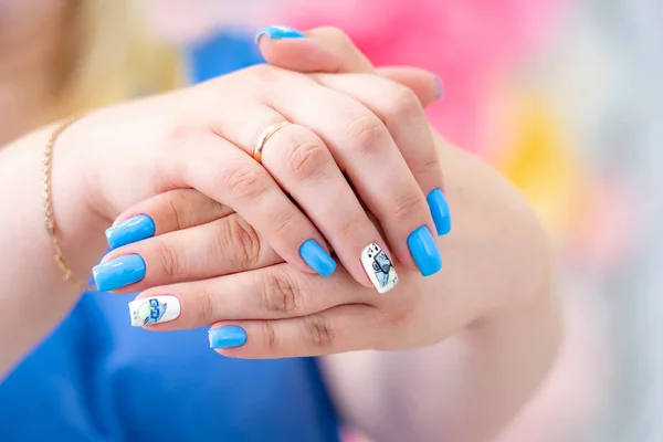 Veel kleur hoogglans manicure hand heeft verschillende vlekken in een lig — Stockfoto