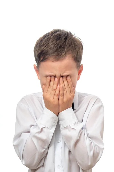 Retrato de um menino chorando em um fundo branco — Fotografia de Stock