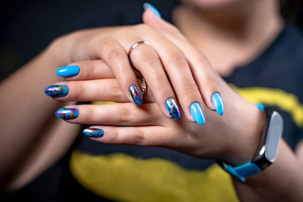 Veel kleur hoogglans manicure hand heeft verschillende vlekken in een lig — Stockfoto