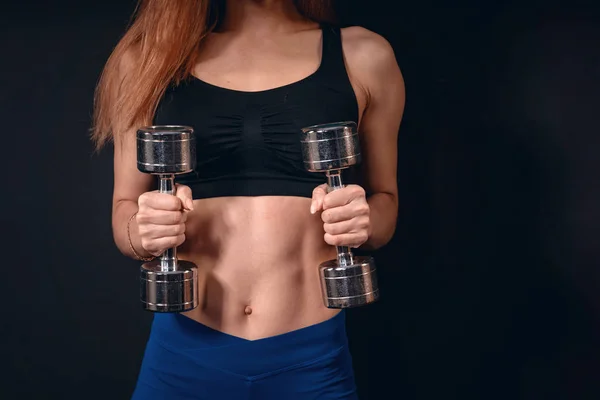 Chica elevadores atléticos mancuerna. ejercicio para bíceps con mancuernas — Foto de Stock