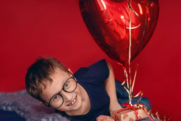 Riéndose niño en gafas, corazón de diferentes colores, estrella bal —  Fotos de Stock