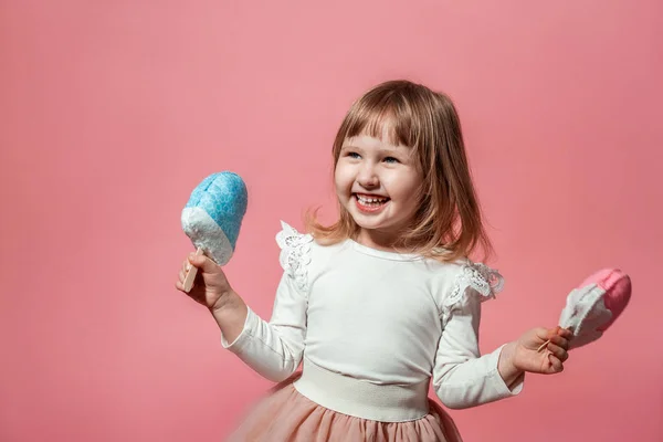 Lycklig unge med glass glass i handen på en rosa korall backg — Stockfoto