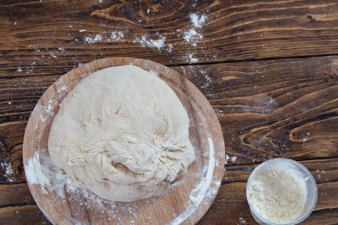 hamur bir ahşap tahta üzerinde atış yukarıdan. serbest metin alanı ile.