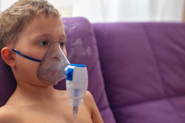 Çocuk solunum yolu Nebulizatör evde yapar. yüz elbise bir 