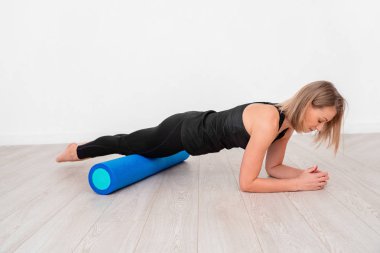 Spor giyim, Pilates eğitmeni germe güzel kadın ve
