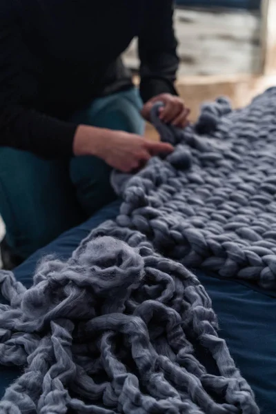 Il processo di maglieria coperte in Merino. coperta fatta di — Foto Stock