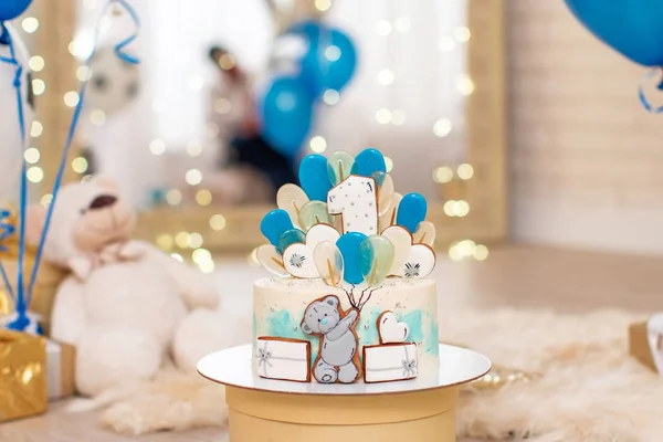 Bolo de aniversário para 1 ano decorado com merengues e estrelas — Fotografia de Stock