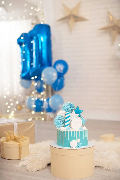 Bolo de aniversário para 1 ano decorado com merengues e estrelas — Fotografia de Stock