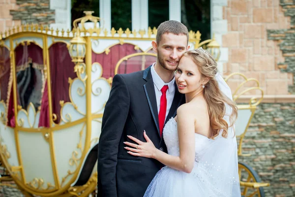 Portret van gelukkig jonggehuwden, omhelst bruidegom bruid glimlachend — Stockfoto