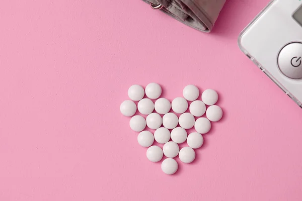 Tabletas se presentan en forma de corazón, tonelada de presión arterial — Foto de Stock