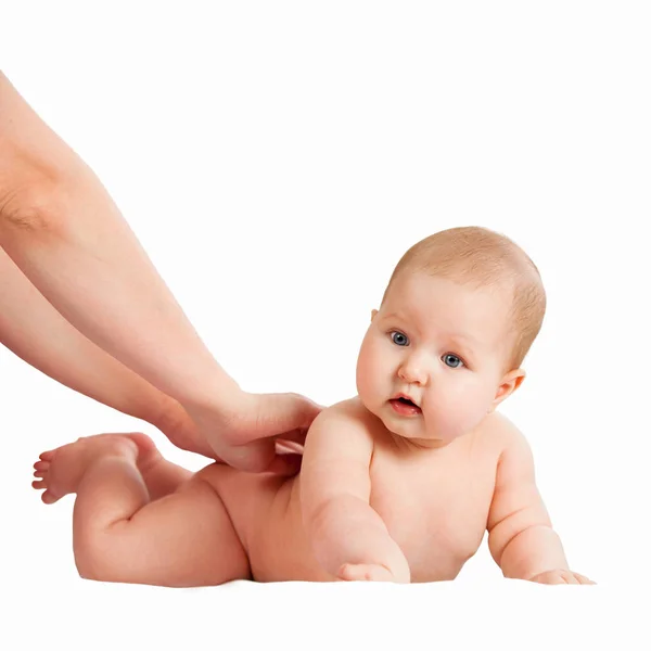 Al niño le encanta un masaje de espalda. masajista haciendo masaje al bebé —  Fotos de Stock