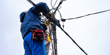 elektrikçi vysotnik güç şebekeleri kurulumu yapar