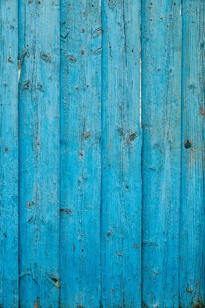 La vieja cerca es un fragmento de color azul, la pintura se despega f — Foto de Stock