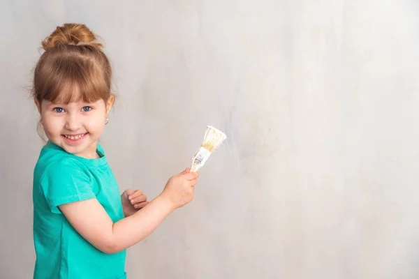 Barn målar väggen med en vit målar borste. efter arbete jag — Stockfoto