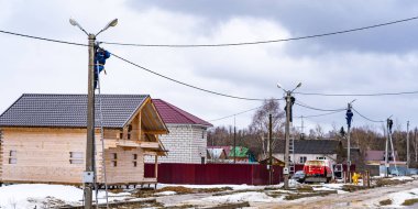 birkaç elektrikçi vysotnik elektrik kurulumu üretir